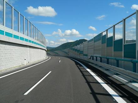 Protihluková stěna realizovaná na dálnici R1 Slovensko