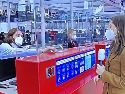 Ohýbaná přepážka, Letiště Václava Havla, Zdroj: Česká Televize