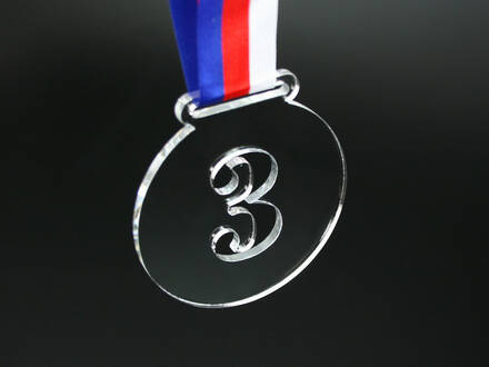 Medaile z plexiskla vyrobená laserovou technologíí