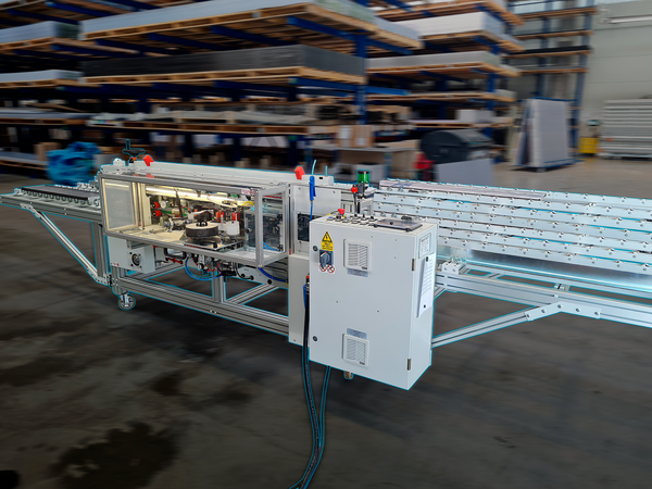 Představení automatické olepovačky polykarbonátu!